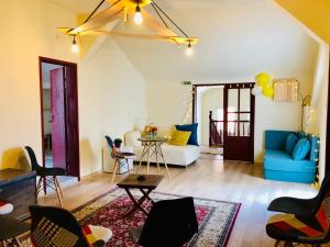 Posezení v ubytování SKYLER GUEST HOUSE