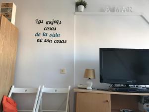 Telewizja i/lub zestaw kina domowego w obiekcie Una ventana al mar