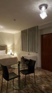 a hotel room with a bed and a table and chairs at Terraza Apart Hotel in Pichanaki