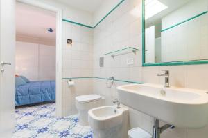 A bathroom at La Gioiella Capri Még 28 kép