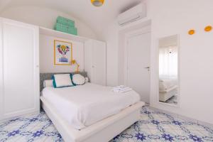 A bed or beds in a room at La Gioiella Capri