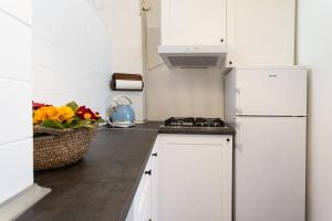 Kuchyňa alebo kuchynka v ubytovaní Family Nest Overlooking Lake Como - by Rent All Como