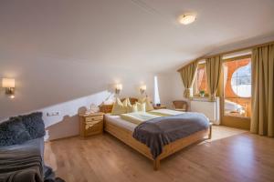 um quarto com uma cama grande e uma janela em Appartement Christine em Pertisau