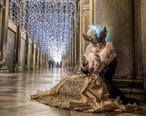 une personne en robe assise sur le sol dans un bâtiment dans l'établissement Venice Heaven Apartments Biennale, the Elegant Residence, à Venise