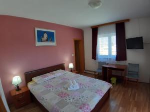 Un pat sau paturi într-o cameră la House Šapina