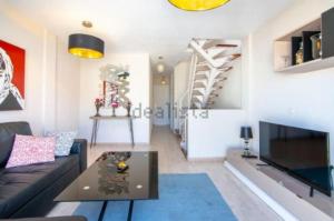 TV a/nebo společenská místnost v ubytování Two bedroom duplex with spectacular ocean view in Costa Adeje