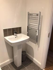 baño con lavabo blanco en una habitación en GRANBY APARTMENTS F-2, en Leicester