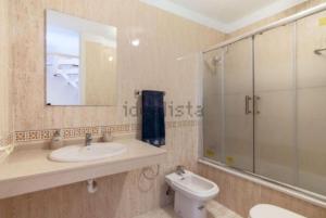 Koupelna v ubytování Two bedroom duplex with spectacular ocean view in Costa Adeje