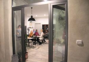 een groep mensen die aan een tafel in een kamer zitten bij INDUSTRIAL CHIC HOUSE - Private parking in Orvieto