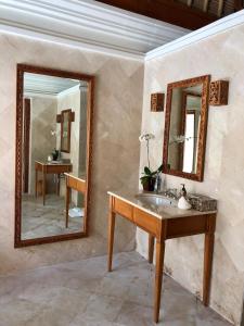 Ett badrum på Luxury Villa Perla
