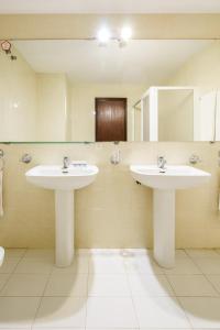 Un baño con dos lavabos y un espejo. en Venta del Alto Hotel las Cumbres by Vivere Stays, en El Garrobo