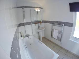 A bathroom at St Columba Hotel
