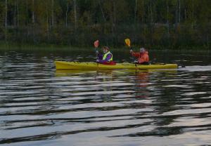 2 personnes dans des kayaks sur une étendue d'eau dans l'établissement Old timber house, à Kalix