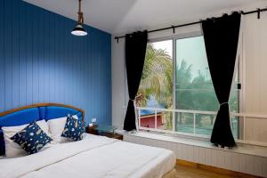 a bedroom with a bed and a large window at Chill Days @ Koh Larn in Ko Larn