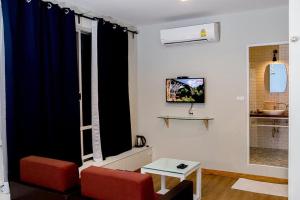 a living room with two red chairs and a window at Chill Days @ Koh Larn in Ko Larn