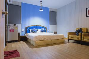 a bedroom with a bed and a blue wall at Chill Days @ Koh Larn in Ko Larn