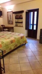 een slaapkamer met een bed en een tegelvloer bij Vicolo Cerese in Ceri