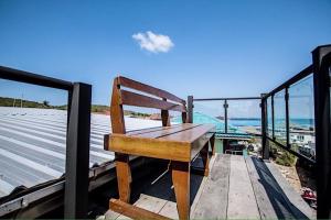 班克蘭的住宿－寒天@小珊瑚島酒店，阳台顶部的木凳