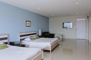 a hotel room with two beds and a flat screen tv at Chill Days @ Koh Larn in Ko Larn
