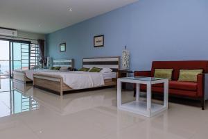 a bedroom with a bed and a couch at Chill Days @ Koh Larn in Ko Larn