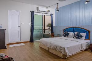 a bedroom with a large bed and a balcony at Chill Days @ Koh Larn in Ko Larn