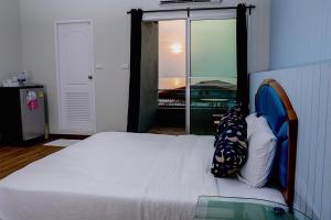 a bedroom with a bed with a view of the ocean at Chill Days @ Koh Larn in Ko Larn