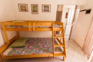 1 dormitorio con 2 literas en una habitación en Apartman Punta Vilma en Pula