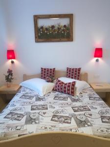 1 dormitorio con 1 cama con una foto en la pared en Al Salgiar, en Tuenno