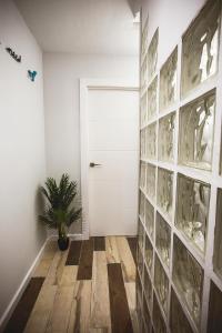 un pasillo con una puerta blanca y una maceta en Junior Suites con Jacuzzi, en Babilafuente