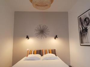 - une chambre avec un lit blanc et 2 oreillers dans l'établissement Hyper centre Fontainebleau, à Fontainebleau