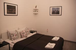 ブダペストにあるDuna Szecsi Apartmanのベッドルーム1室(ベッド1台、タオル2枚付)