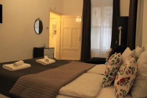 ブダペストにあるDuna Szecsi Apartmanのベッドルーム1室(ベッド1台、タオル2枚付)