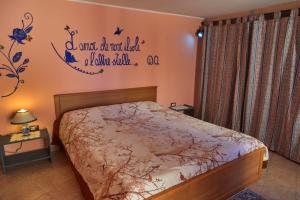 En eller flere senge i et værelse på HOME sweet home Santa Caterina dello ionio