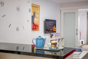 una encimera de cocina con una olla azul y tazas en ella en Apartamento San Isidro, OZONO, en Granada