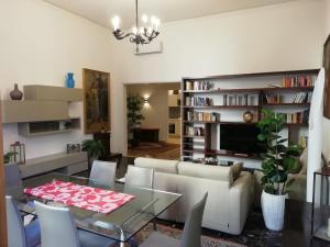 a living room with a table and a couch at Cà Mocenigo Nobile in Venice