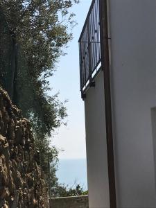 a stairway with a balcony on the side of a building at Casa del sasso in Bergeggi