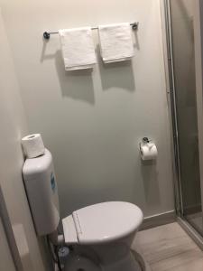 
A bathroom at Melbourne short stay - clayton station, monash uni, hospital
