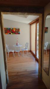 a dining room with a table and chairs in a room at La Ferme Fleurie in La Roque-Gageac