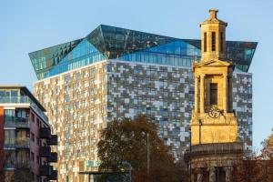 een hoog gebouw met een klokkentoren ervoor bij Birmingham Garnet, 3 bedroom Apartment in Birmingham