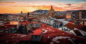 - une vue sur la ville au coucher du soleil dans l'établissement B&B Casa Cupiello, à Naples