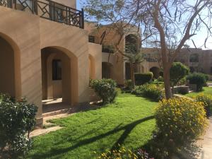 A garden outside Pool View One bedroom Apt - B103