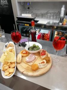 una bandeja de comida en un mostrador con dos copas de vino en B&B Da Roberto, en Nápoles