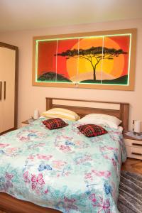 sypialnia z łóżkiem i obrazem na ścianie w obiekcie Rooms Vlado w mieście Daruvar