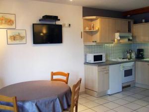 a small kitchen with a table and a microwave at Gite Weyer Numéro 2 in Bergheim