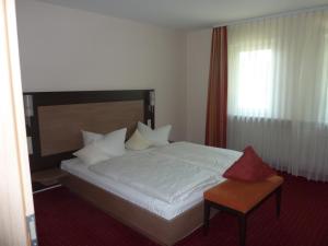 Postel nebo postele na pokoji v ubytování Hotel Gasthof König Karl