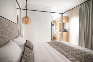 Łóżko lub łóżka w pokoju w obiekcie Fay Boutique Hotel