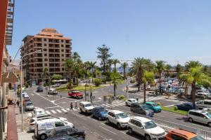 una concurrida calle de la ciudad con coches aparcados en la carretera en Sarelen, en Santa Cruz de la Palma