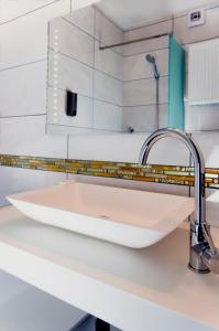 a bathroom with a sink and a mirror at Hotel Royal in Frankfurt/Main