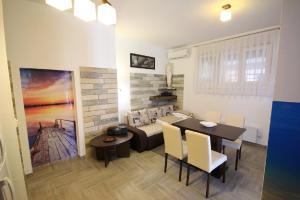 salon ze stołem i kanapą w obiekcie Kristijan Apartments w mieście Novigrad