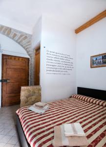 a bedroom with a bed with two towels on it at Alla Sibilla in Tivoli